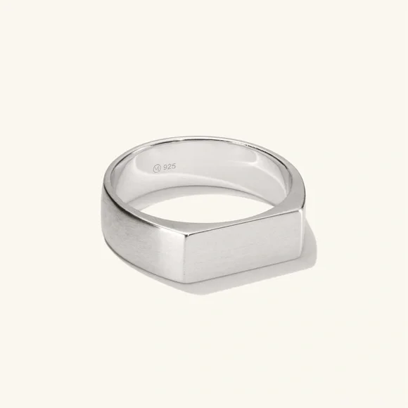 SOLD - Mejuri Rectangular Signet Ring - Picture 2 of 13